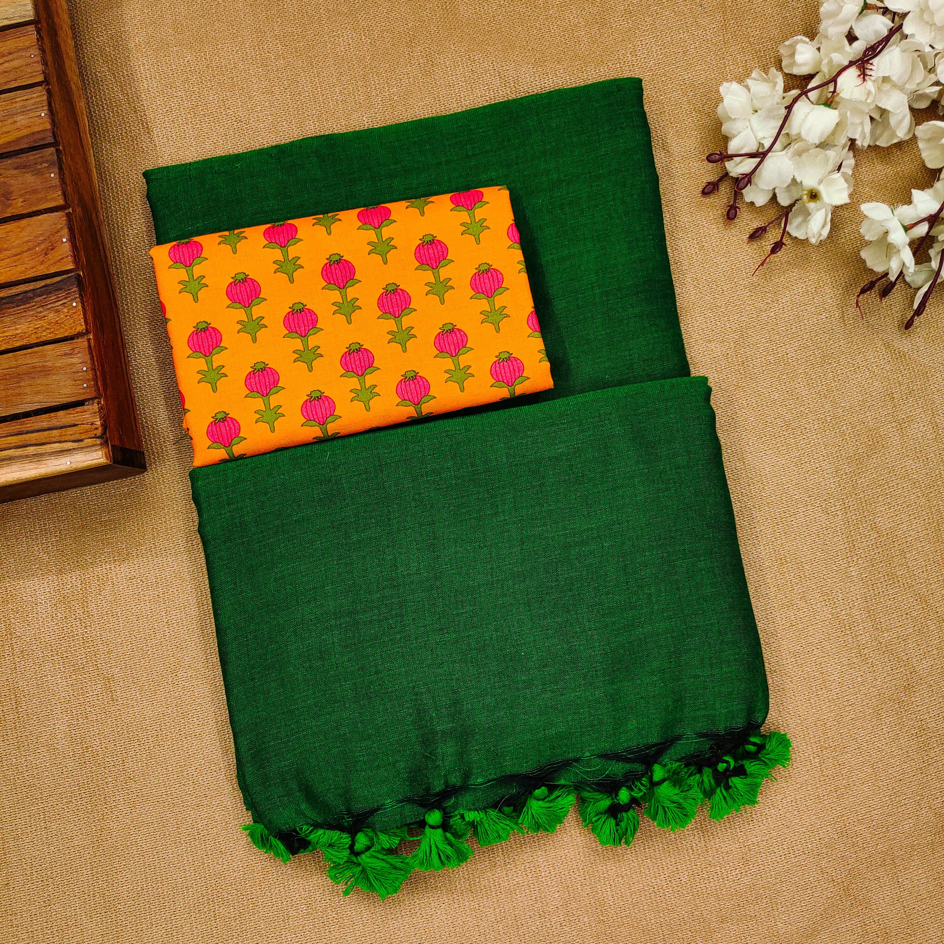 DARK GREEN TRADITIONAL LOOKING COTTON SAREE